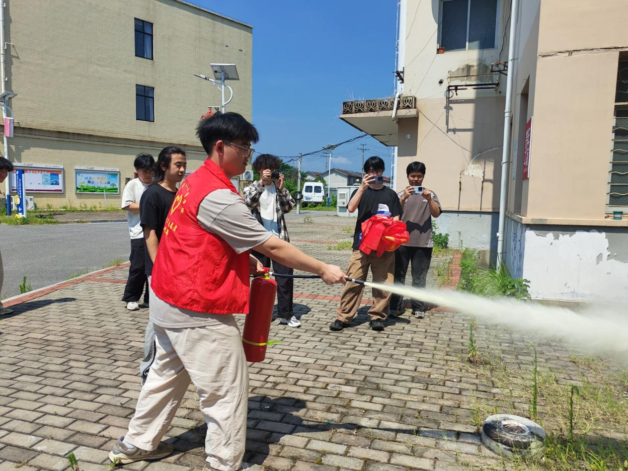 衡阳珠晖新华社区:砼承核魂筑梦兴乡 学子同心普及消防