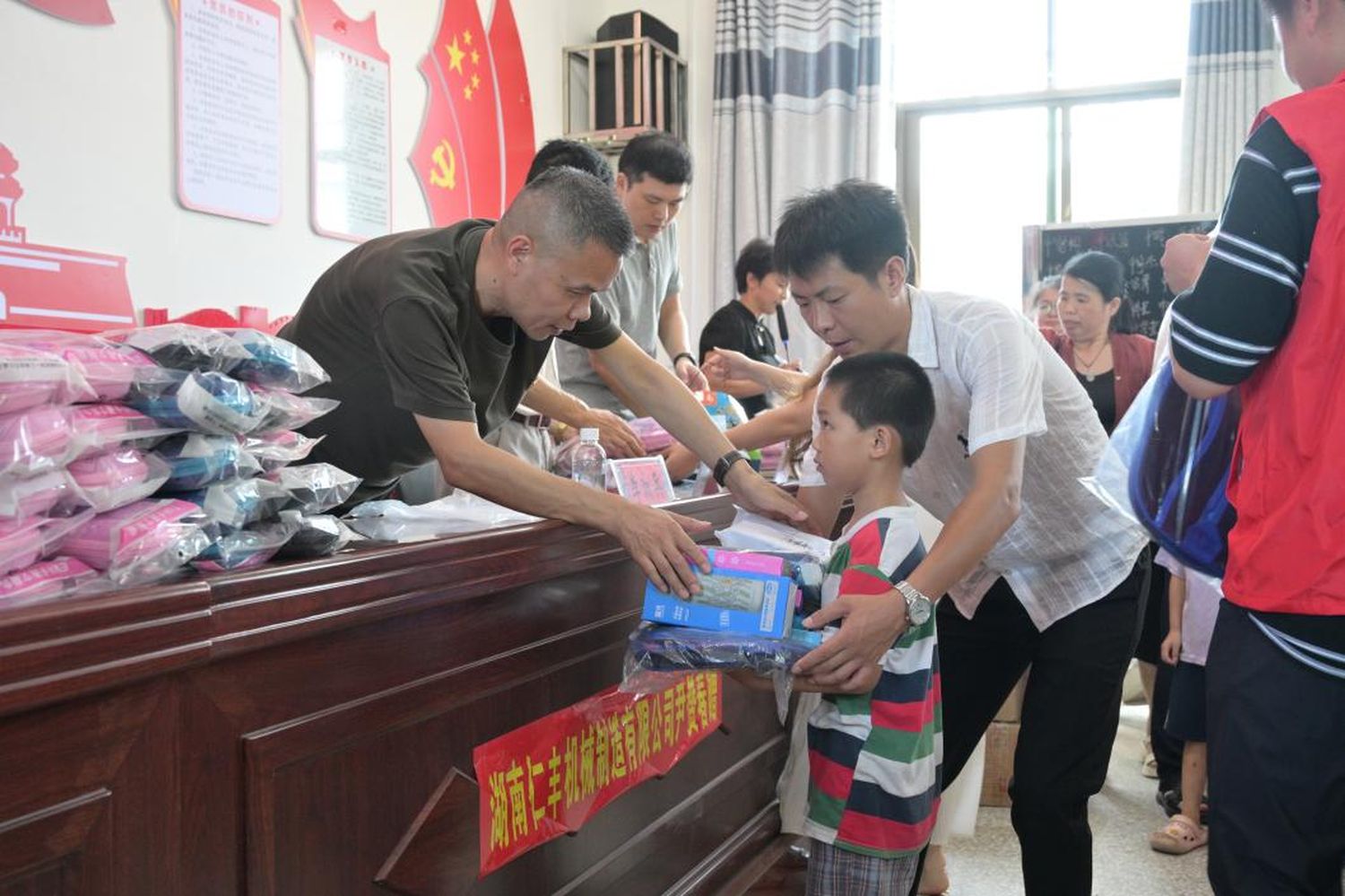 邵东市市监局到水东江社区举行爱心助学捐赠活动