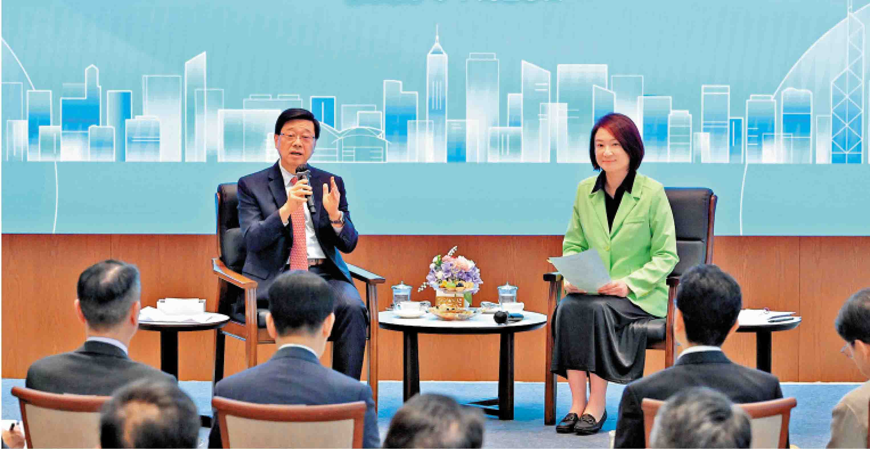 与议员首次举行对谈交流会 有温度有深度 李家超:同是「香港队」,为市民解决问题