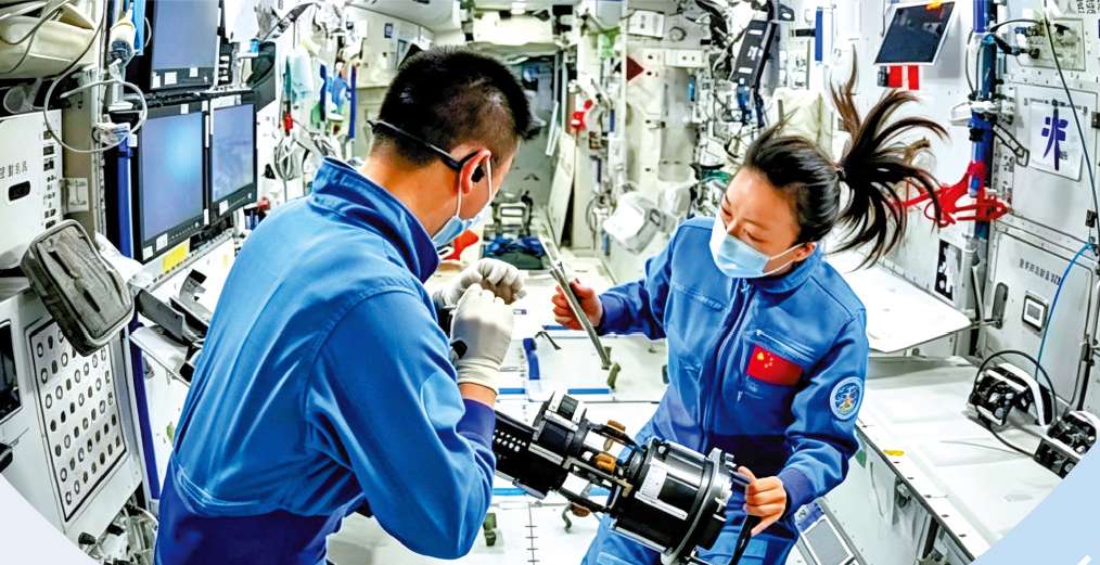 黎家盈与队友完成太空稻穗采样
