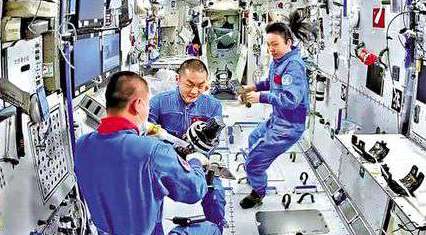 神23乘組展多項科學實驗 戴VR頭盔測試行為學 天宮新體驗 黎家盈與機器人互動