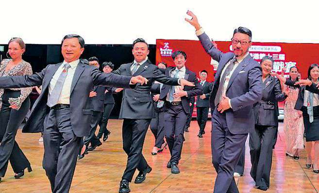 「西装拉丁」火遍全网 冀全民共舞成新风尚 「法拉利大叔」来港 精彩舞技赢满堂彩