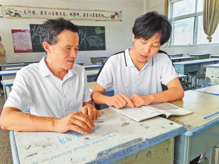 32年光明接力照亮鄉村講台