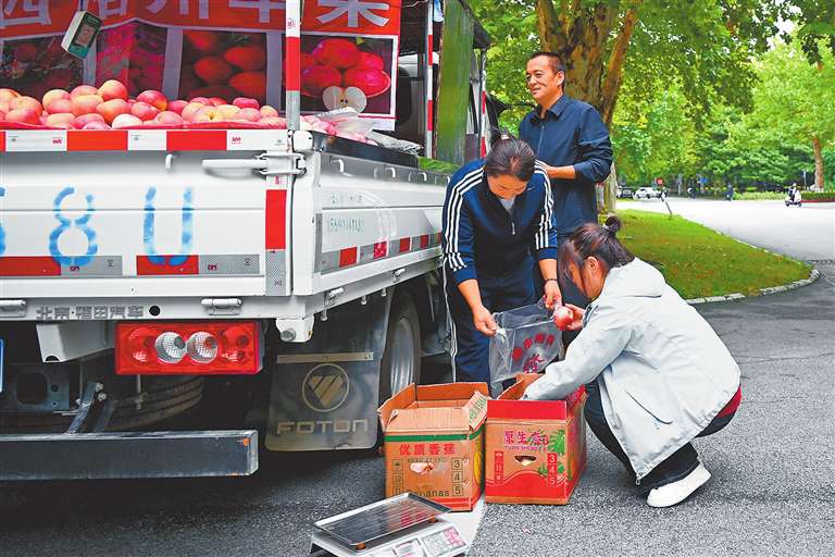 陕西延安夫妇拉家乡苹果送女儿上大学—— 一车苹果牵出两地情缘