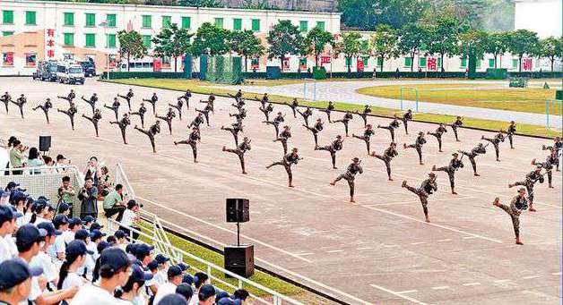 300港澳青年進軍營 感受國防力量 「今天的和平生活 離不開強大的國家後盾和軍人守護擔當」