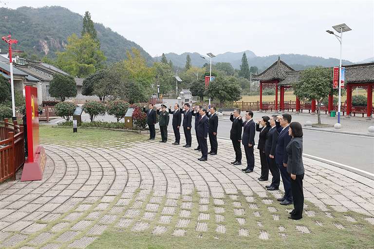 周祖翼带领新一届河南省委常委班子到信阳市参加党性教育活动并主持召开河南省委常委会会议 不忘初心 牢记使命 接续奋斗 奋力谱写中原大地推进中国式现代化新篇章